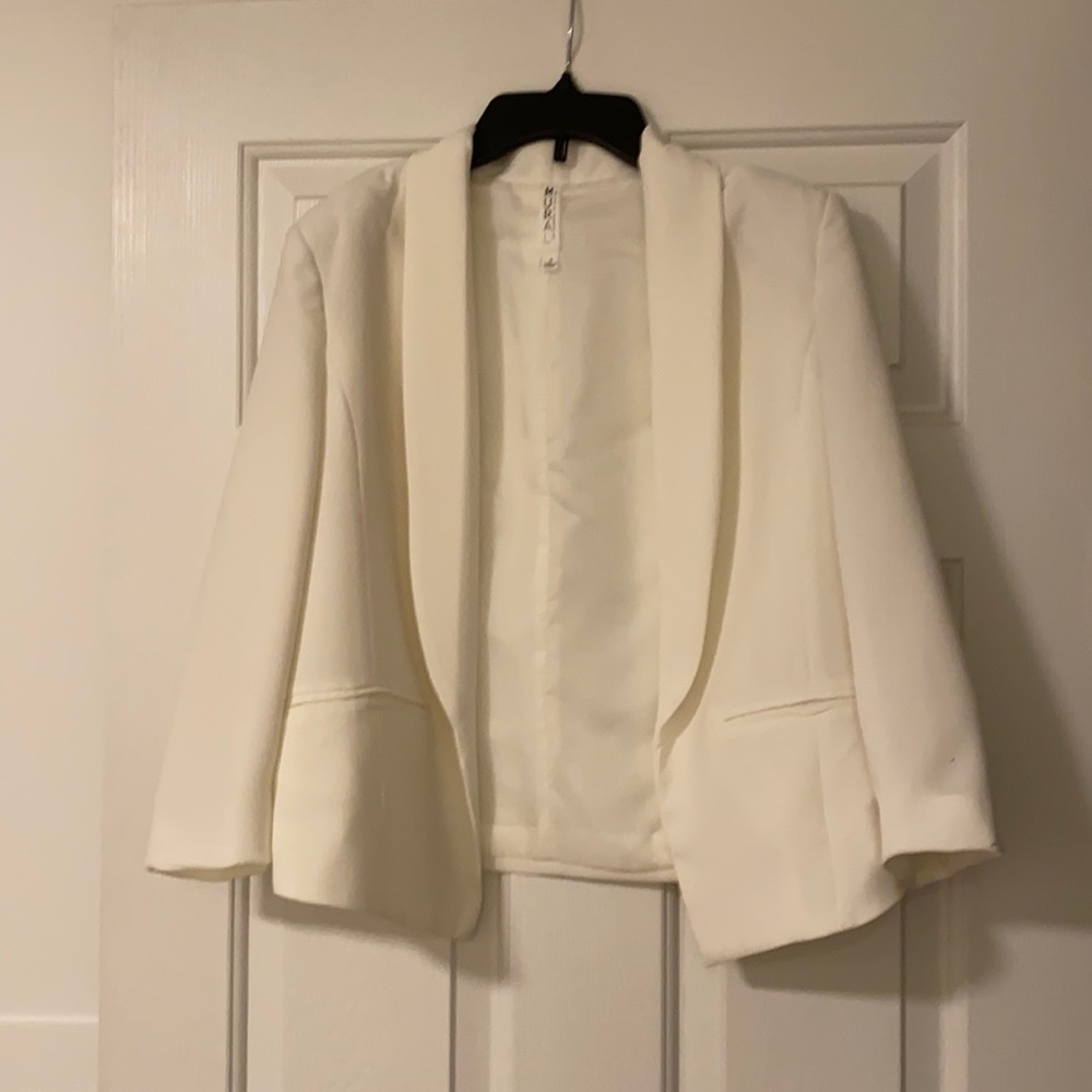 White 100% polyester blazer. Size small.
